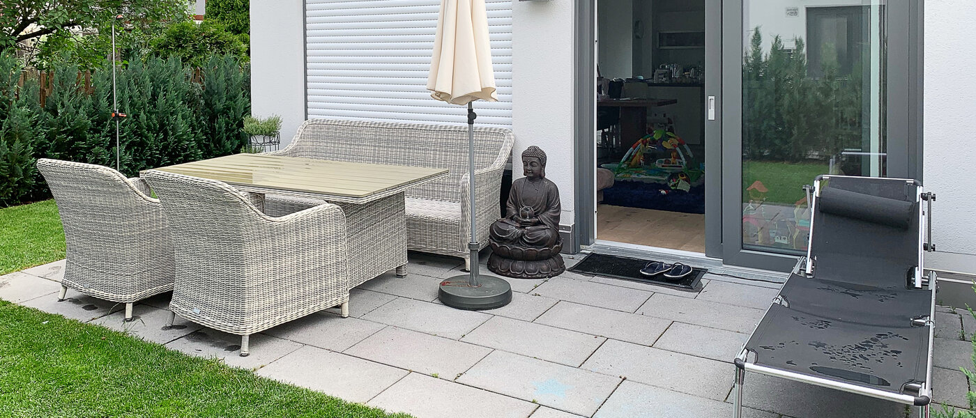 セミ・デタッチド・ハウス（一戸建てを二つに分けた家屋） Gilching 01 テラス・ポーチ 12856