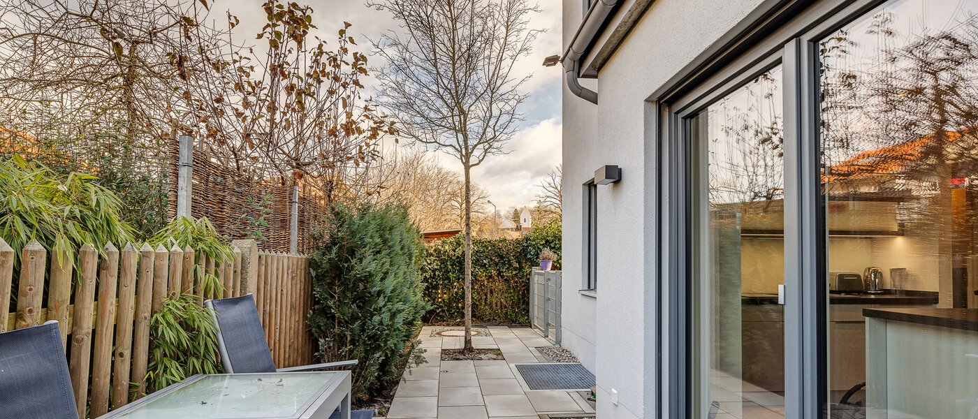 セミ・デタッチド・ハウス（一戸建てを二つに分けた家屋） Gilching 02 テラス・ポーチ 12856