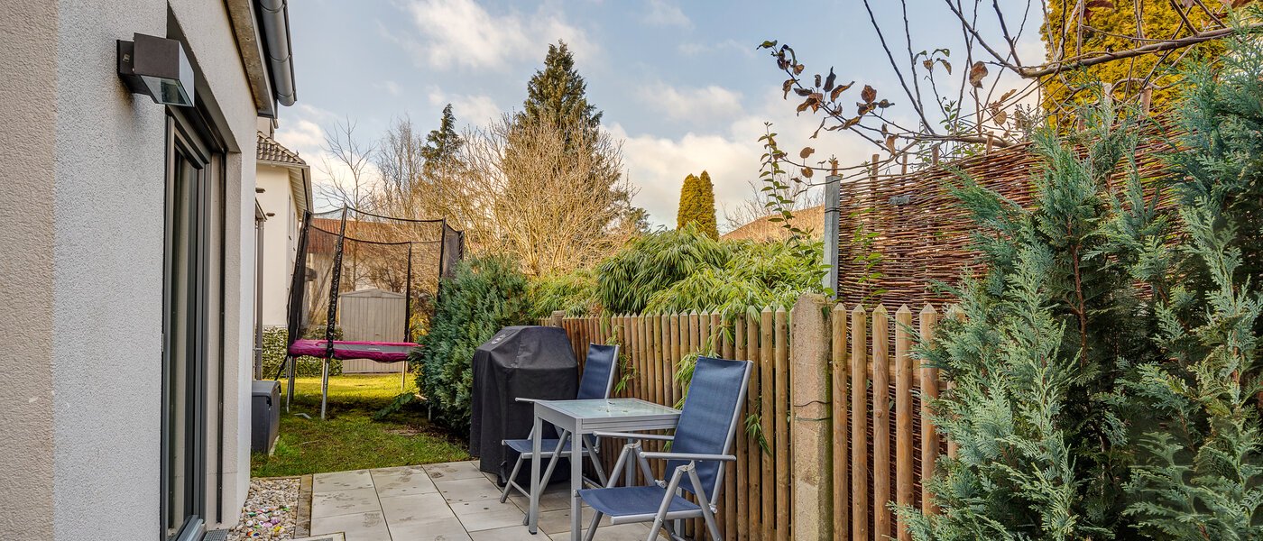 セミ・デタッチド・ハウス（一戸建てを二つに分けた家屋） Gilching 03 テラス・ポーチ 12856