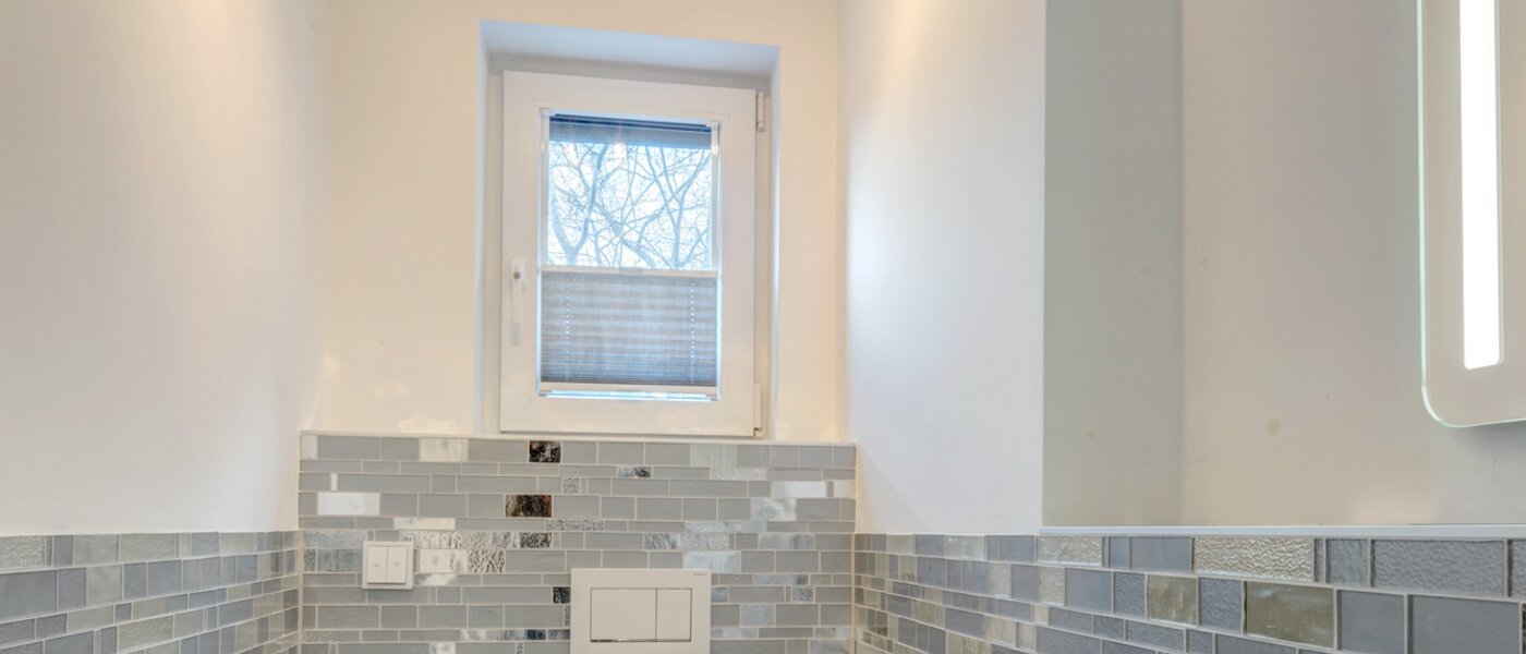 セミ・デタッチド・ハウス（一戸建てを二つに分けた家屋） Gilching 01 ゲスト用 WC 12856