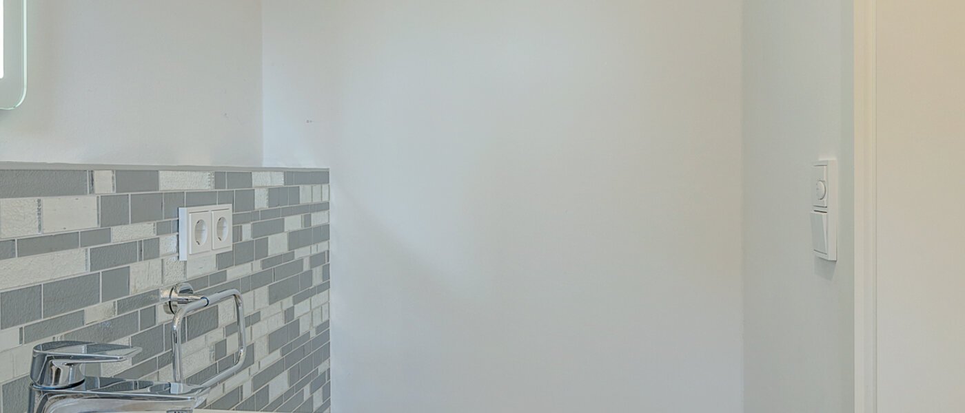 セミ・デタッチド・ハウス（一戸建てを二つに分けた家屋） Gilching 02 ゲスト用 WC 12856