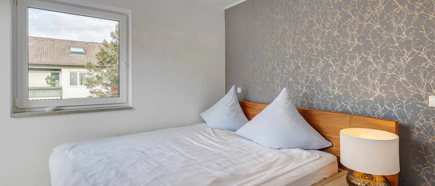 セミ・デタッチド・ハウス（一戸建てを二つに分けた家屋） Gilching 01 寝室 12856