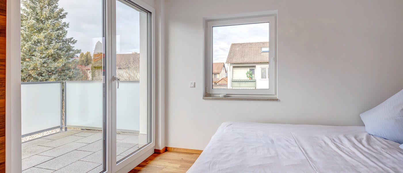 セミ・デタッチド・ハウス（一戸建てを二つに分けた家屋） Gilching 02 寝室 12856