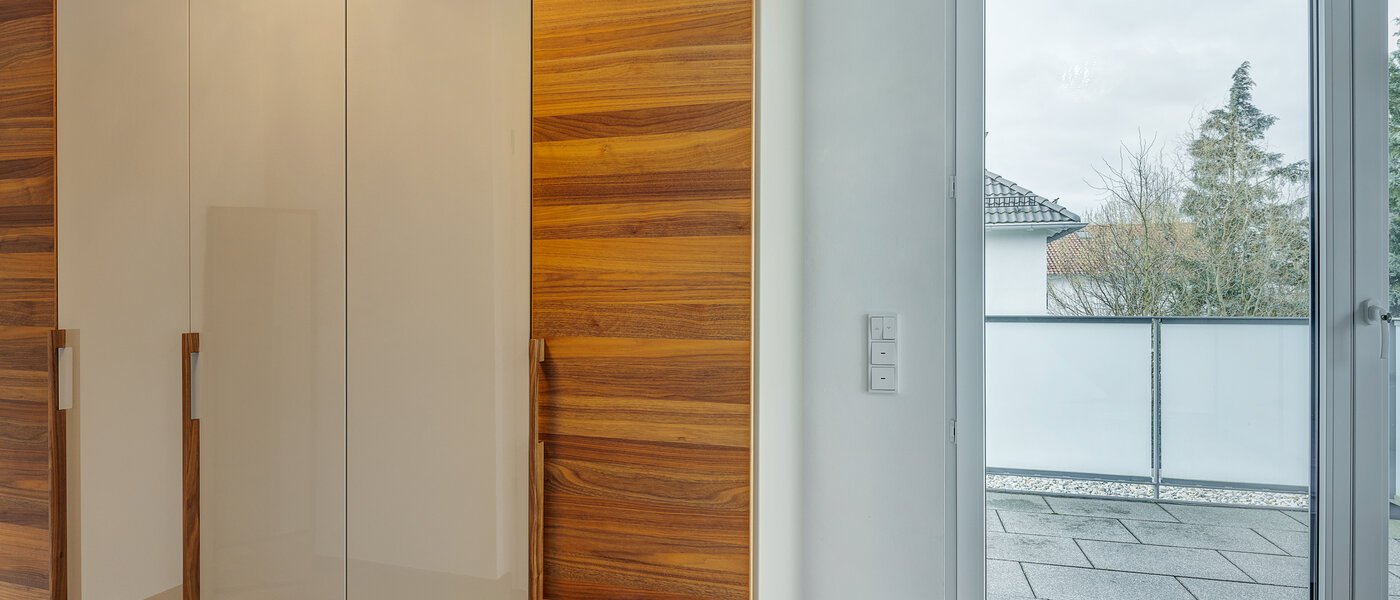 セミ・デタッチド・ハウス（一戸建てを二つに分けた家屋） Gilching 03 寝室 12856