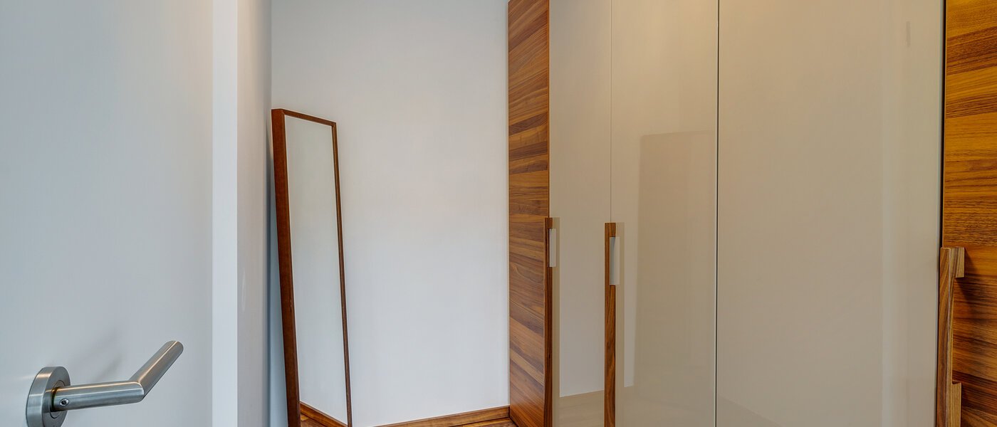 セミ・デタッチド・ハウス（一戸建てを二つに分けた家屋） Gilching 04 寝室 12856