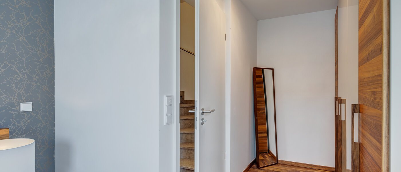 セミ・デタッチド・ハウス（一戸建てを二つに分けた家屋） Gilching 05 寝室 12856