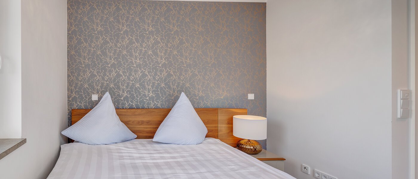 セミ・デタッチド・ハウス（一戸建てを二つに分けた家屋） Gilching 06 寝室 12856