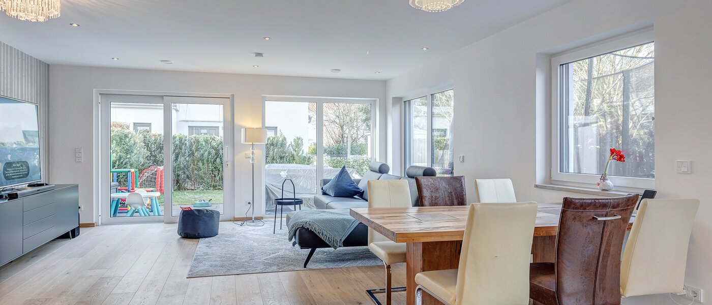 セミ・デタッチド・ハウス（一戸建てを二つに分けた家屋） Gilching 01 リビングエリア 12856