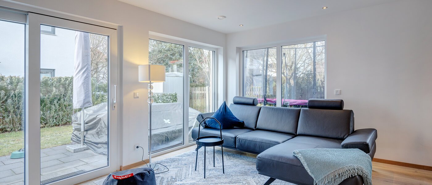 セミ・デタッチド・ハウス（一戸建てを二つに分けた家屋） Gilching 02 リビングエリア 12856