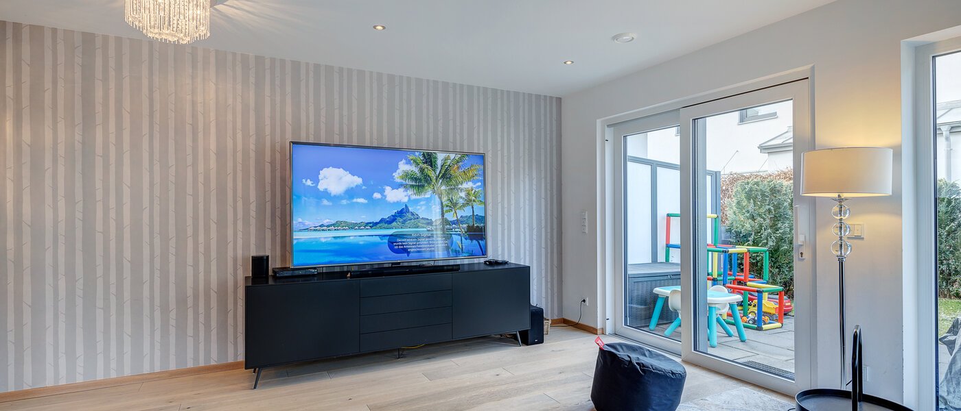 セミ・デタッチド・ハウス（一戸建てを二つに分けた家屋） Gilching 03 リビングエリア 12856