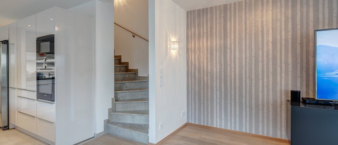 セミ・デタッチド・ハウス（一戸建てを二つに分けた家屋） Gilching 04 リビングエリア 12856