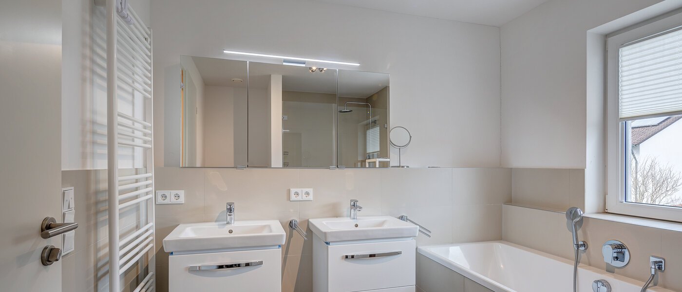 セミ・デタッチド・ハウス（一戸建てを二つに分けた家屋） Gilching 02 1つめの浴室 12856