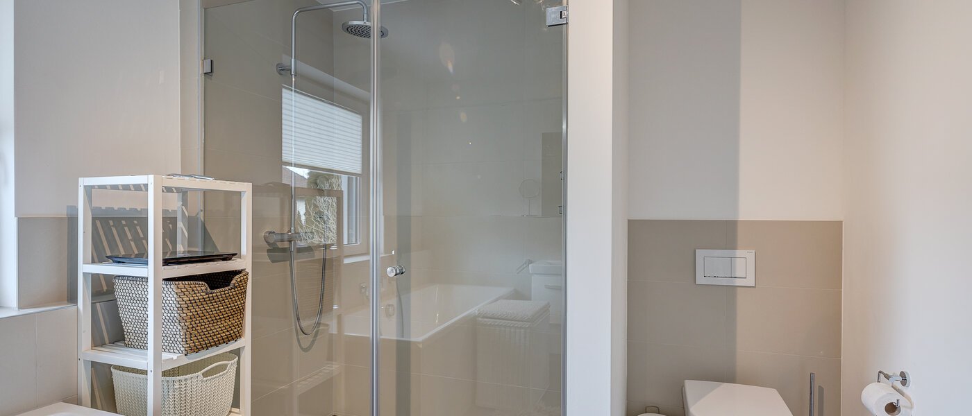 セミ・デタッチド・ハウス（一戸建てを二つに分けた家屋） Gilching 03 1つめの浴室 12856