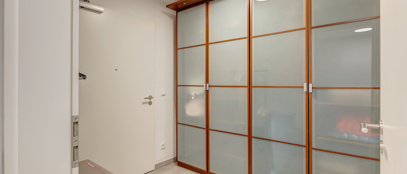 セミ・デタッチド・ハウス（一戸建てを二つに分けた家屋） Gilching 01 貯蔵室 12856