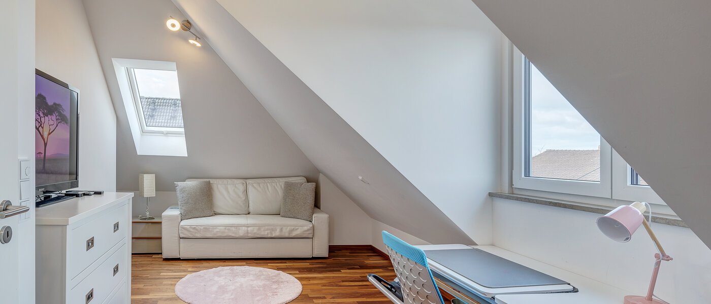 セミ・デタッチド・ハウス（一戸建てを二つに分けた家屋） Gilching 01 ゲストルーム 12856