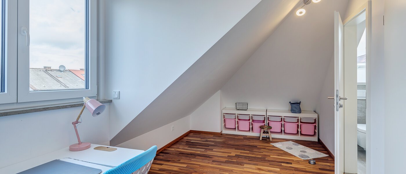 セミ・デタッチド・ハウス（一戸建てを二つに分けた家屋） Gilching 02 ゲストルーム 12856