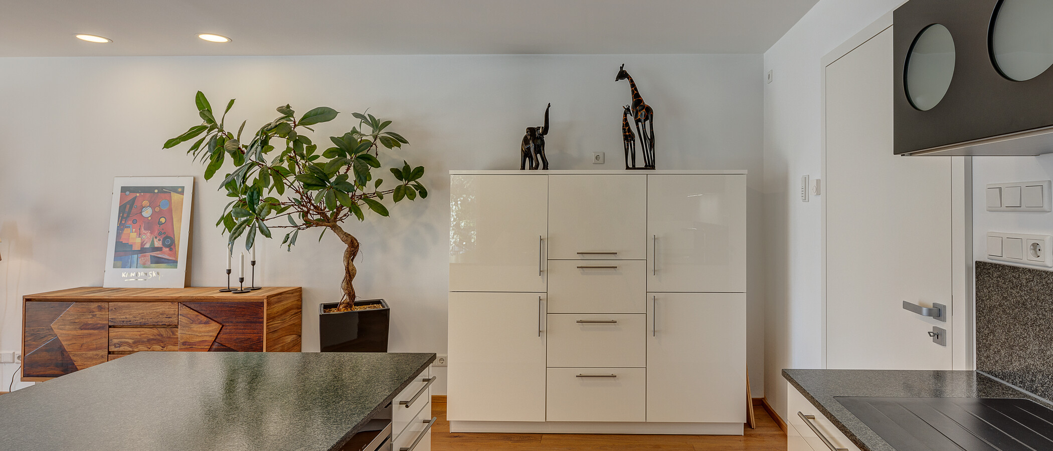 セミ・デタッチド・ハウス（一戸建てを二つに分けた家屋） München Feldmoching 02 キッチン 12903