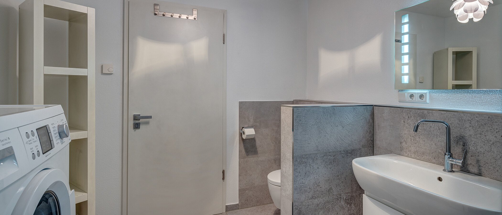 セミ・デタッチド・ハウス（一戸建てを二つに分けた家屋） München Feldmoching 02 ２つめの浴室 12903