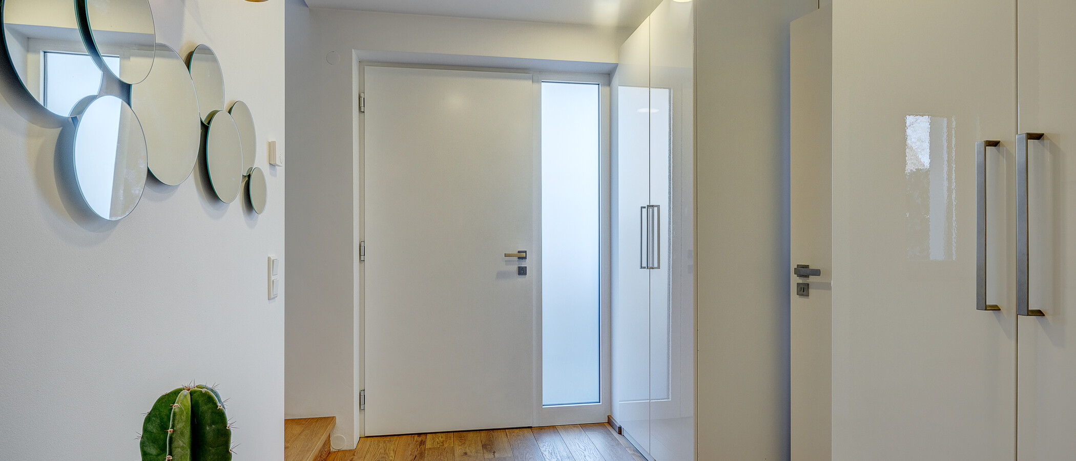 セミ・デタッチド・ハウス（一戸建てを二つに分けた家屋） München Feldmoching 01 玄関入り口 12903