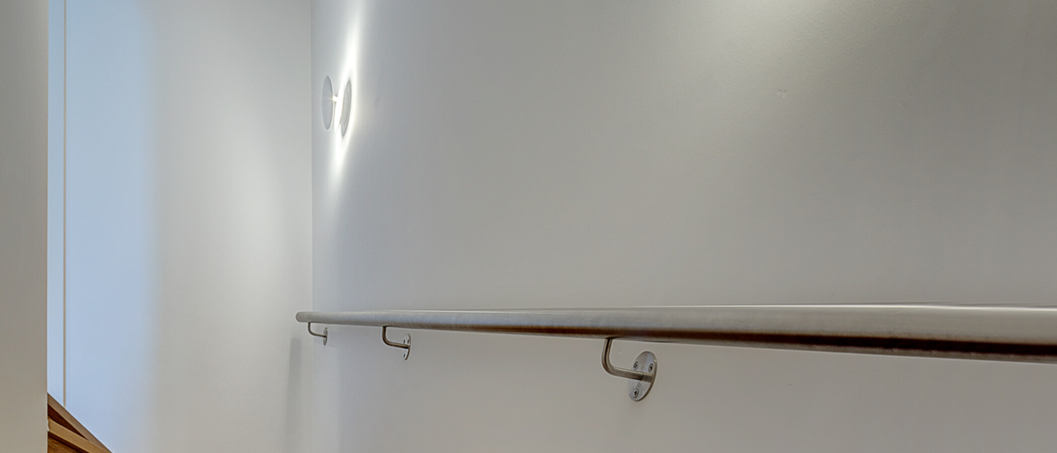 セミ・デタッチド・ハウス（一戸建てを二つに分けた家屋） München Feldmoching 11 玄関入り口 12903