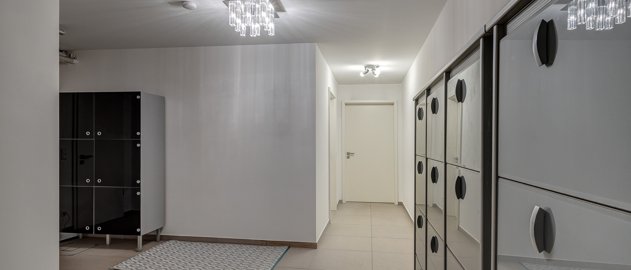 セミ・デタッチド・ハウス（一戸建てを二つに分けた家屋） München Feldmoching 12 玄関入り口 12903