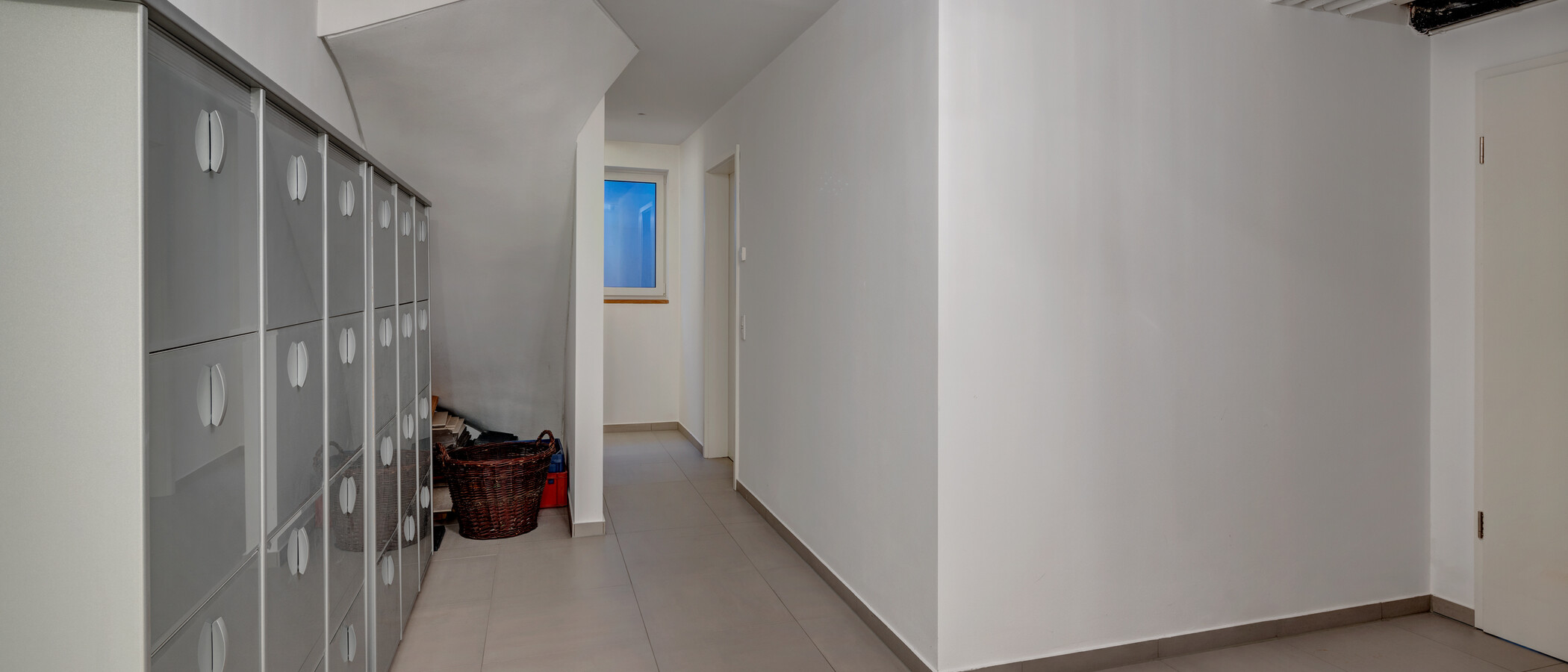 セミ・デタッチド・ハウス（一戸建てを二つに分けた家屋） München Feldmoching 13 玄関入り口 12903