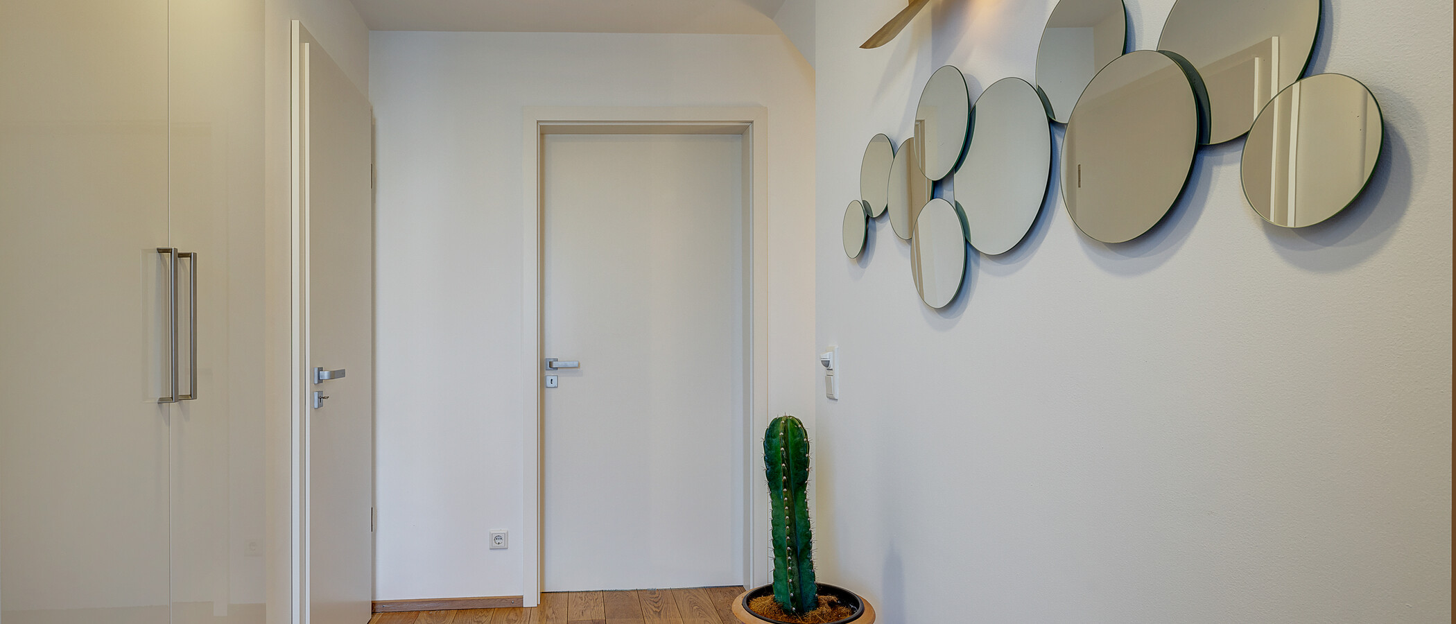 セミ・デタッチド・ハウス（一戸建てを二つに分けた家屋） München Feldmoching 02 玄関入り口 12903