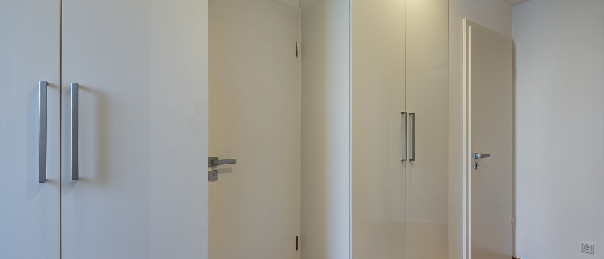 セミ・デタッチド・ハウス（一戸建てを二つに分けた家屋） München Feldmoching 03 玄関入り口 12903