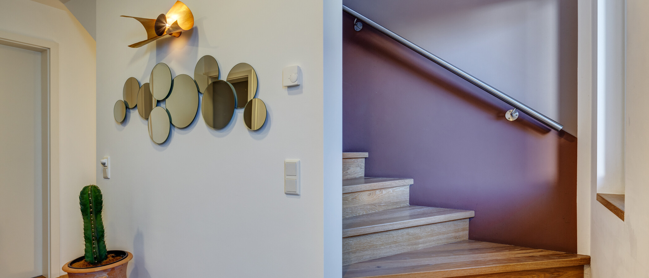 セミ・デタッチド・ハウス（一戸建てを二つに分けた家屋） München Feldmoching 04 玄関入り口 12903