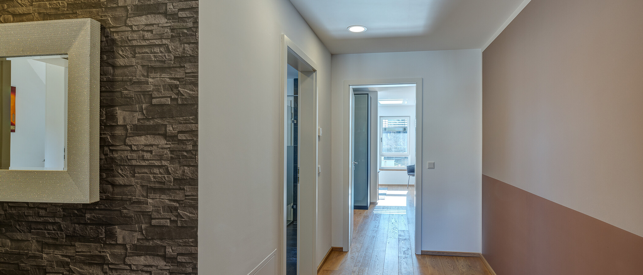 セミ・デタッチド・ハウス（一戸建てを二つに分けた家屋） München Feldmoching 05 玄関入り口 12903