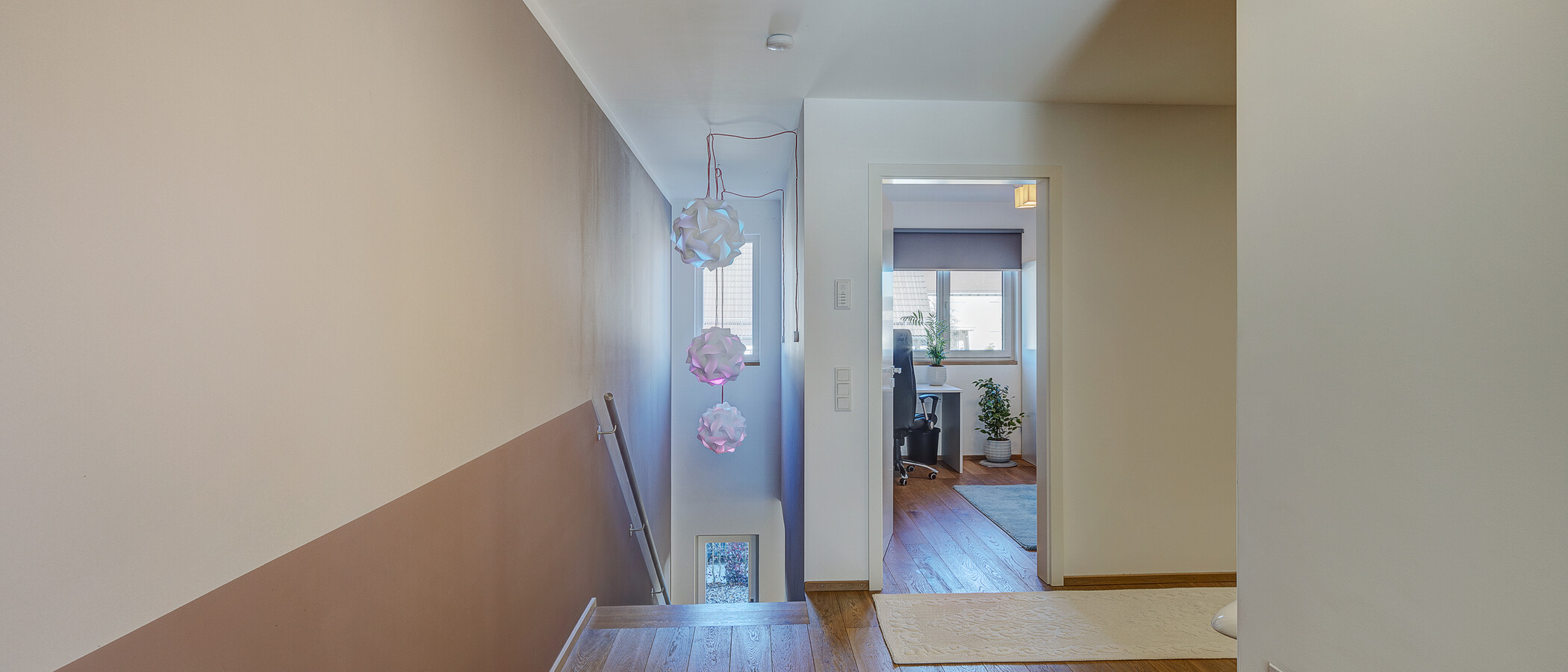 セミ・デタッチド・ハウス（一戸建てを二つに分けた家屋） München Feldmoching 06 玄関入り口 12903