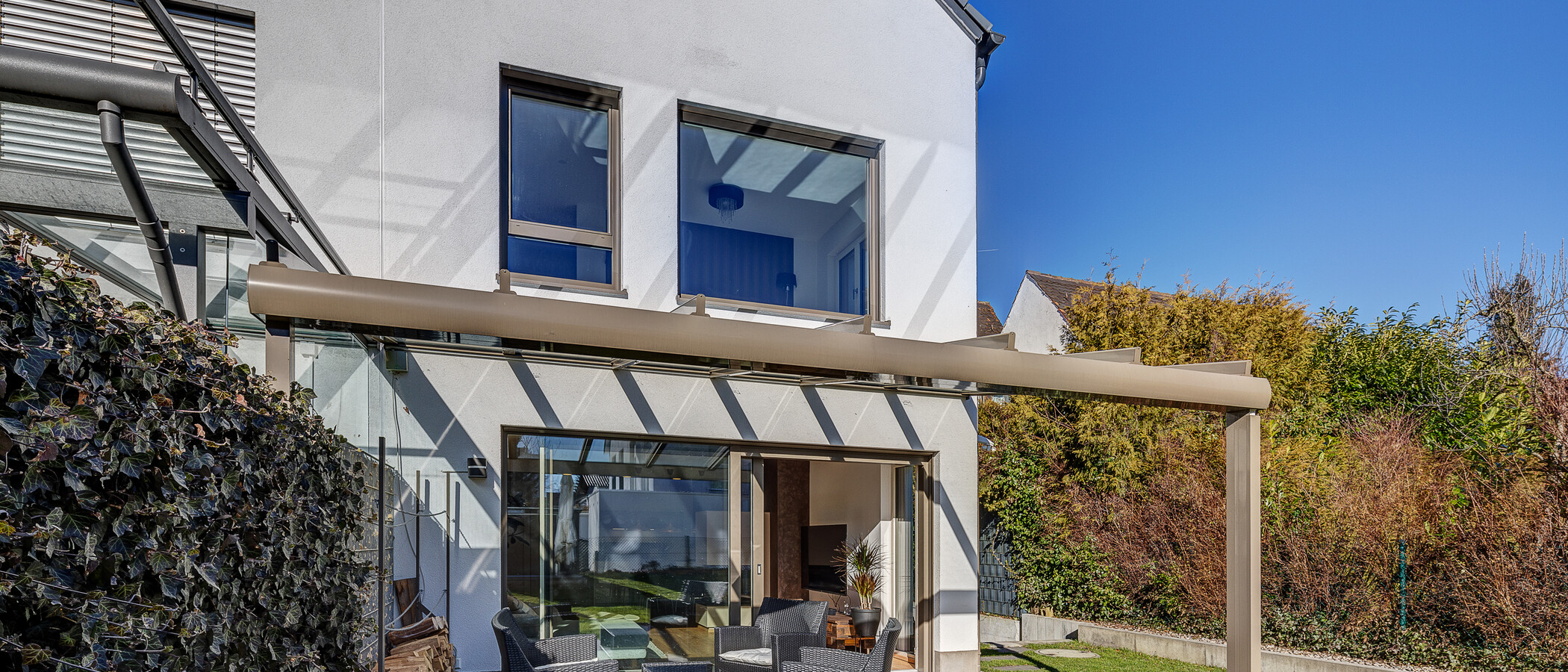 セミ・デタッチド・ハウス（一戸建てを二つに分けた家屋） München Feldmoching 01 テラス・ポーチ 12903