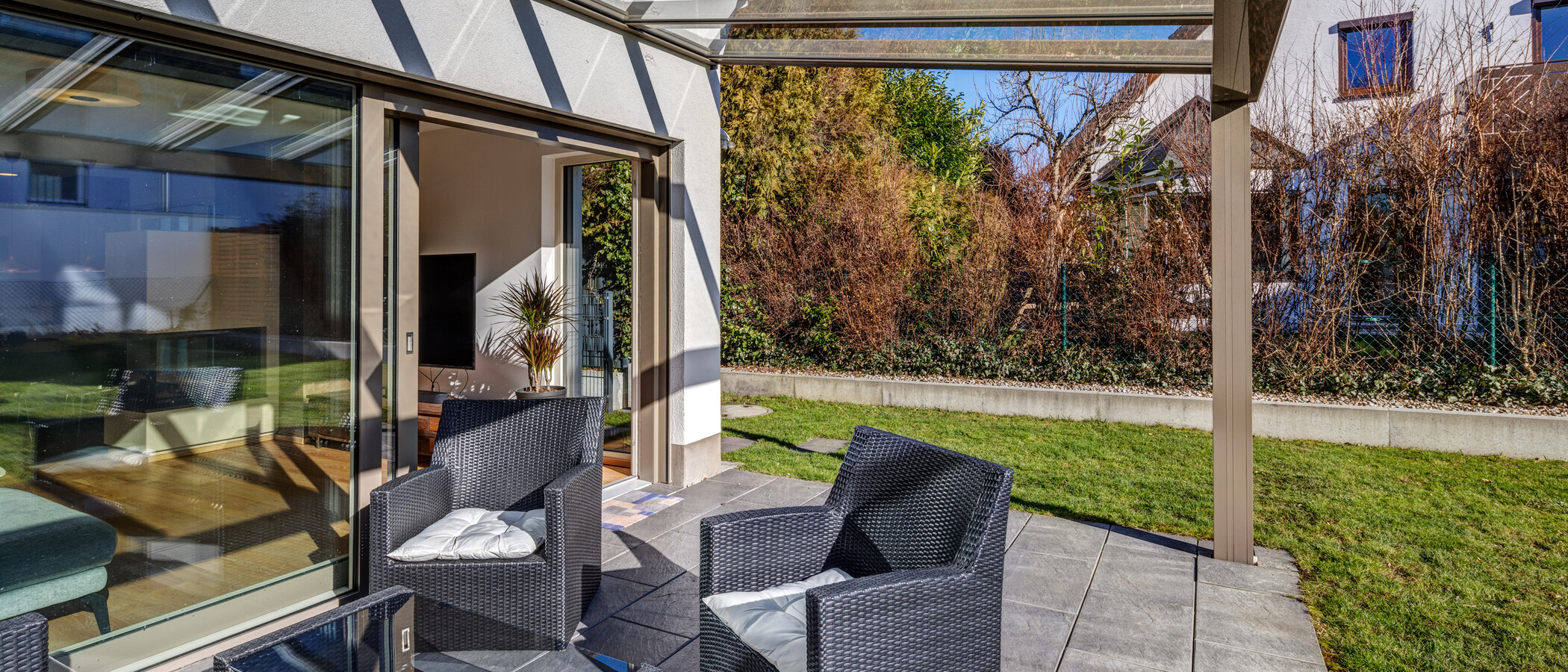 セミ・デタッチド・ハウス（一戸建てを二つに分けた家屋） München Feldmoching 03 テラス・ポーチ 12903