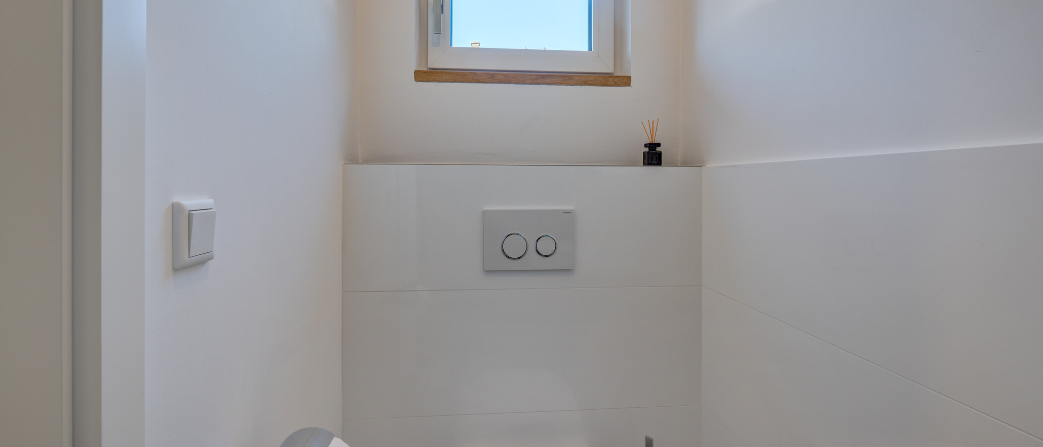 セミ・デタッチド・ハウス（一戸建てを二つに分けた家屋） München Feldmoching 02 ゲスト用 WC 12903