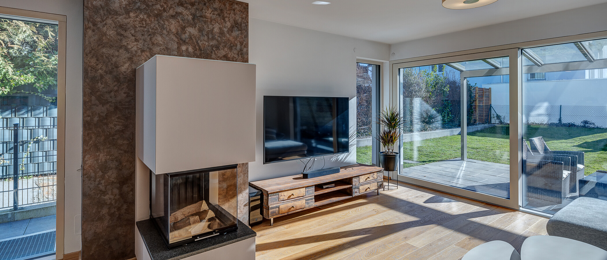 セミ・デタッチド・ハウス（一戸建てを二つに分けた家屋） München Feldmoching 02 リビングエリア 12903