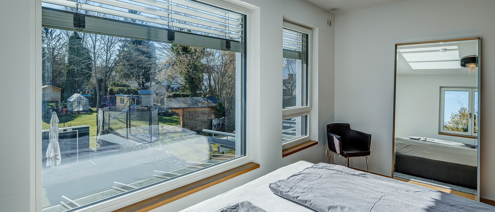 セミ・デタッチド・ハウス（一戸建てを二つに分けた家屋） München Feldmoching 03 1. 寝室 12903