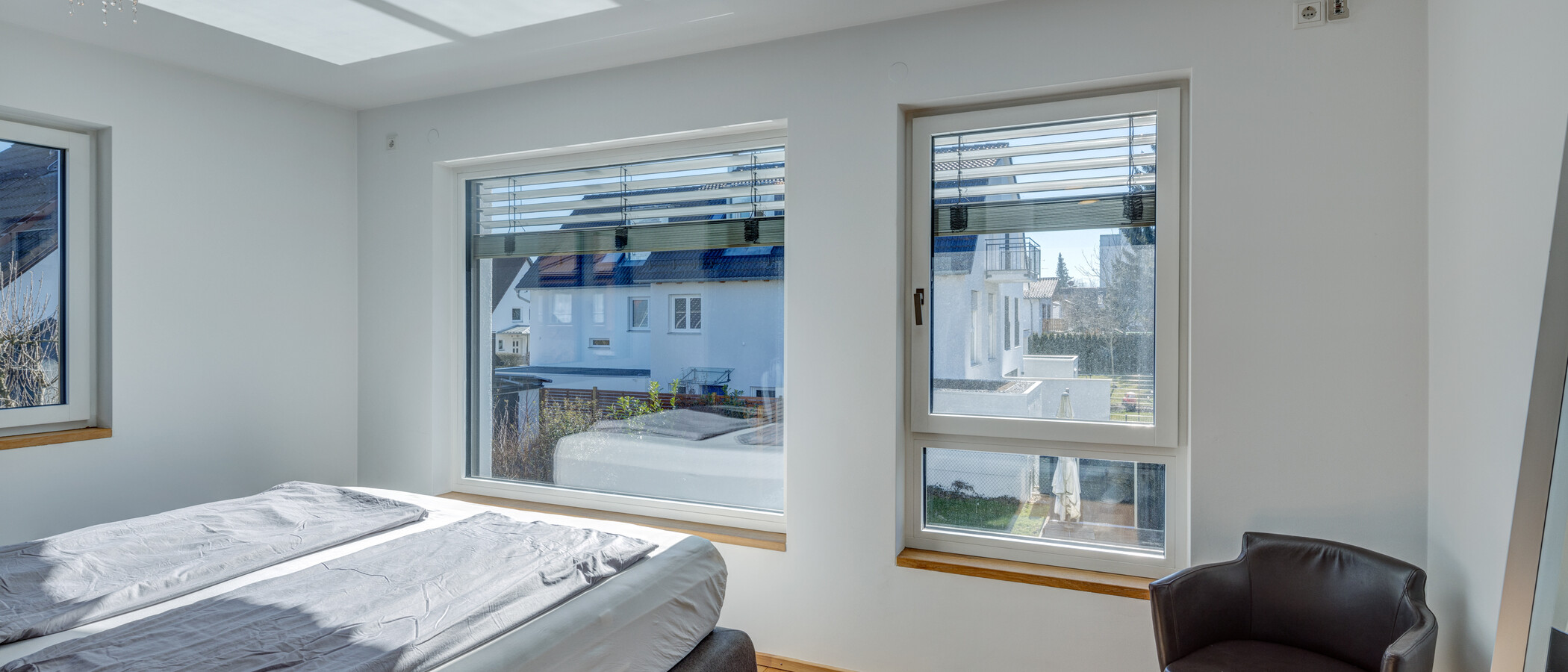 セミ・デタッチド・ハウス（一戸建てを二つに分けた家屋） München Feldmoching 04 1. 寝室 12903