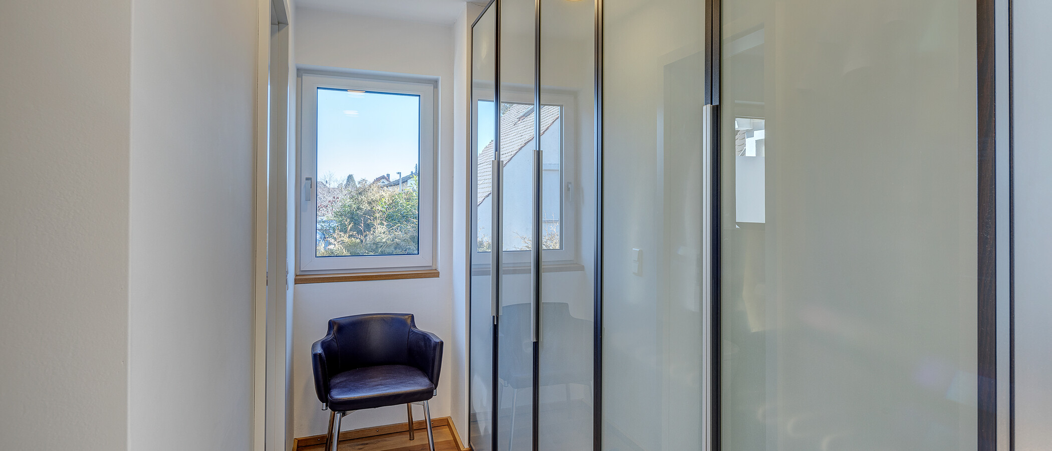 セミ・デタッチド・ハウス（一戸建てを二つに分けた家屋） München Feldmoching 07 1. 寝室 12903