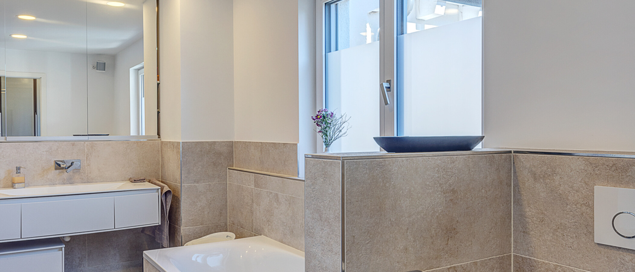 セミ・デタッチド・ハウス（一戸建てを二つに分けた家屋） München Feldmoching 01 1つめの浴室 12903