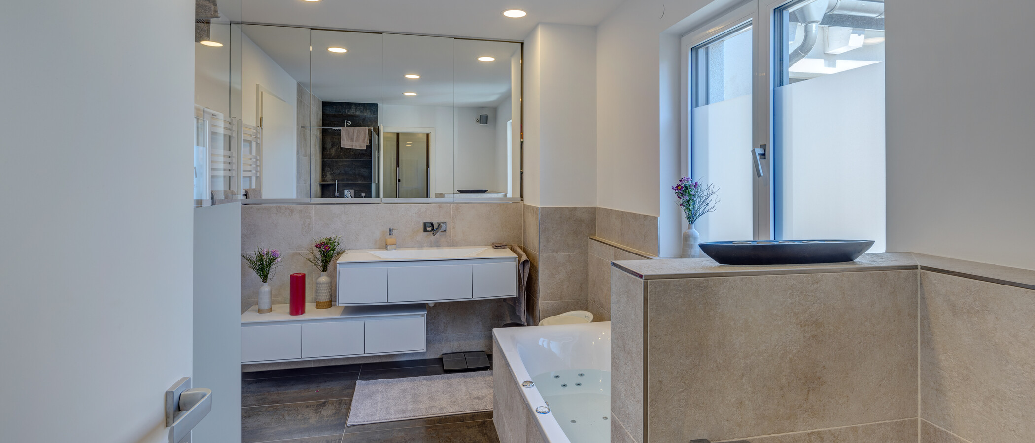 セミ・デタッチド・ハウス（一戸建てを二つに分けた家屋） München Feldmoching 02 1つめの浴室 12903