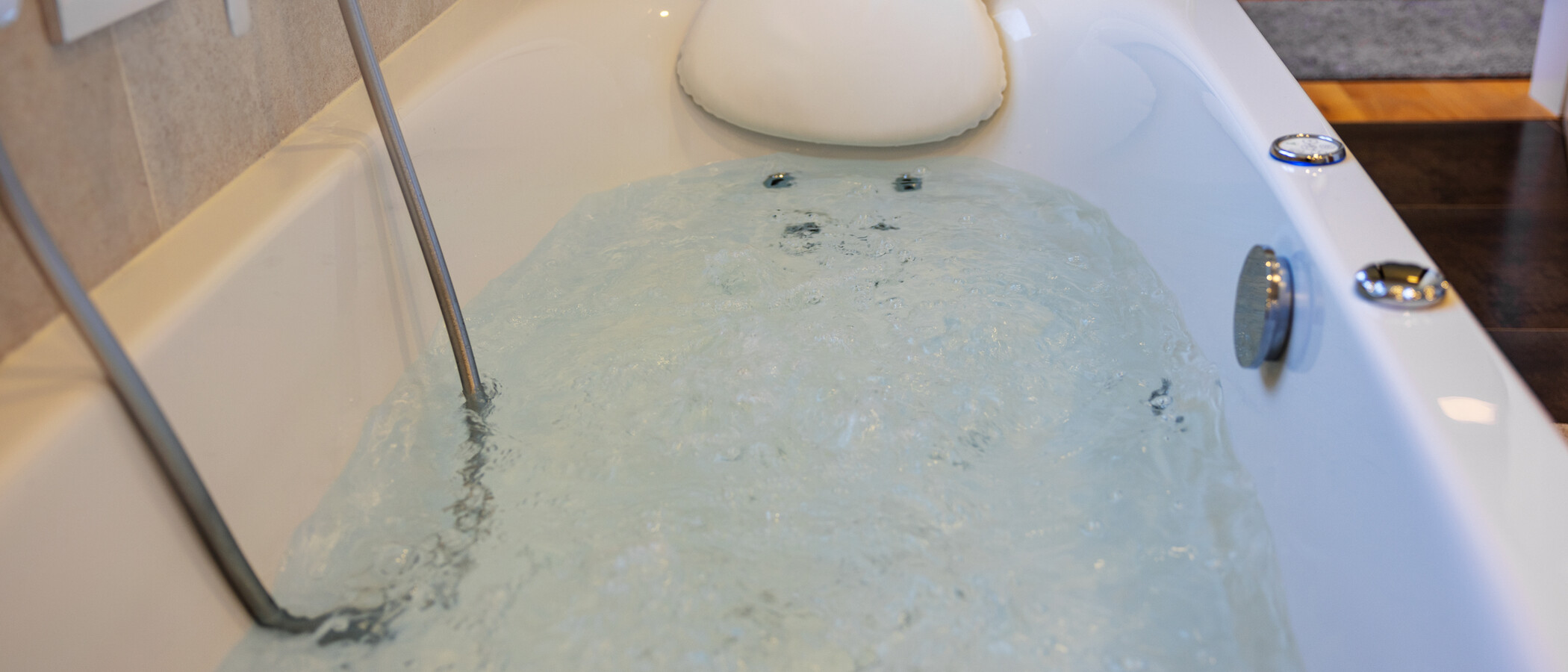 セミ・デタッチド・ハウス（一戸建てを二つに分けた家屋） München Feldmoching 03 1つめの浴室 12903