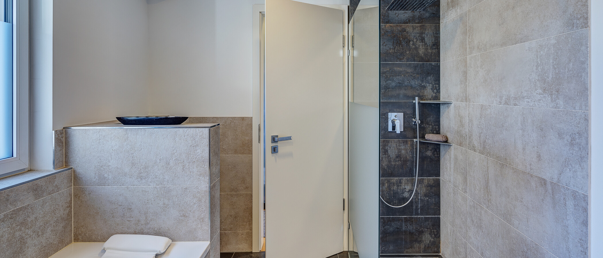 セミ・デタッチド・ハウス（一戸建てを二つに分けた家屋） München Feldmoching 04 1つめの浴室 12903