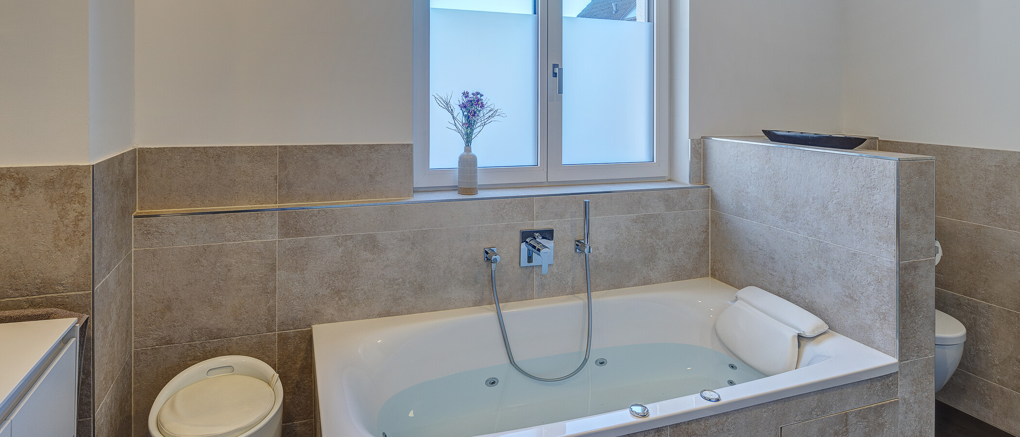 セミ・デタッチド・ハウス（一戸建てを二つに分けた家屋） München Feldmoching 05 1つめの浴室 12903