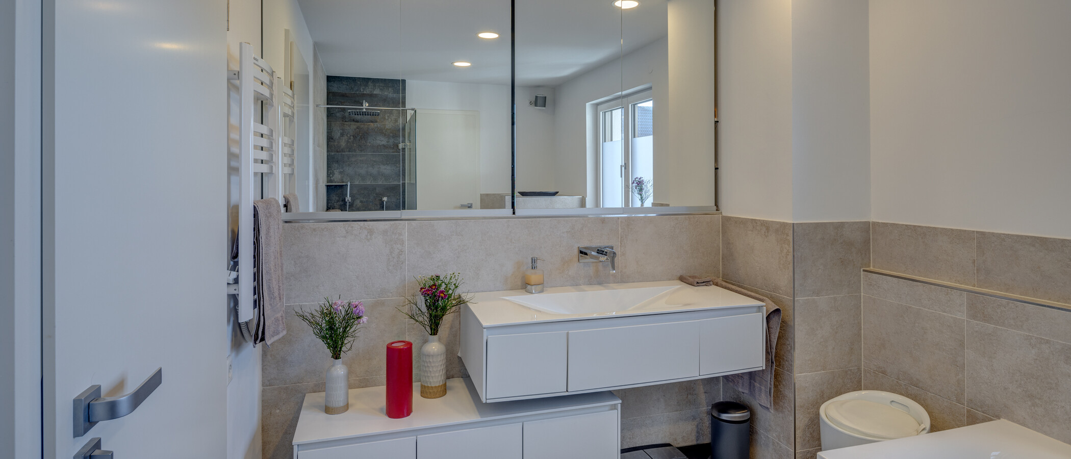 セミ・デタッチド・ハウス（一戸建てを二つに分けた家屋） München Feldmoching 06 1つめの浴室 12903