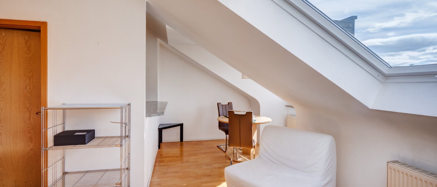 アティック・フラット（屋根裏） München Obermenzing 02 リビングエリア 12904