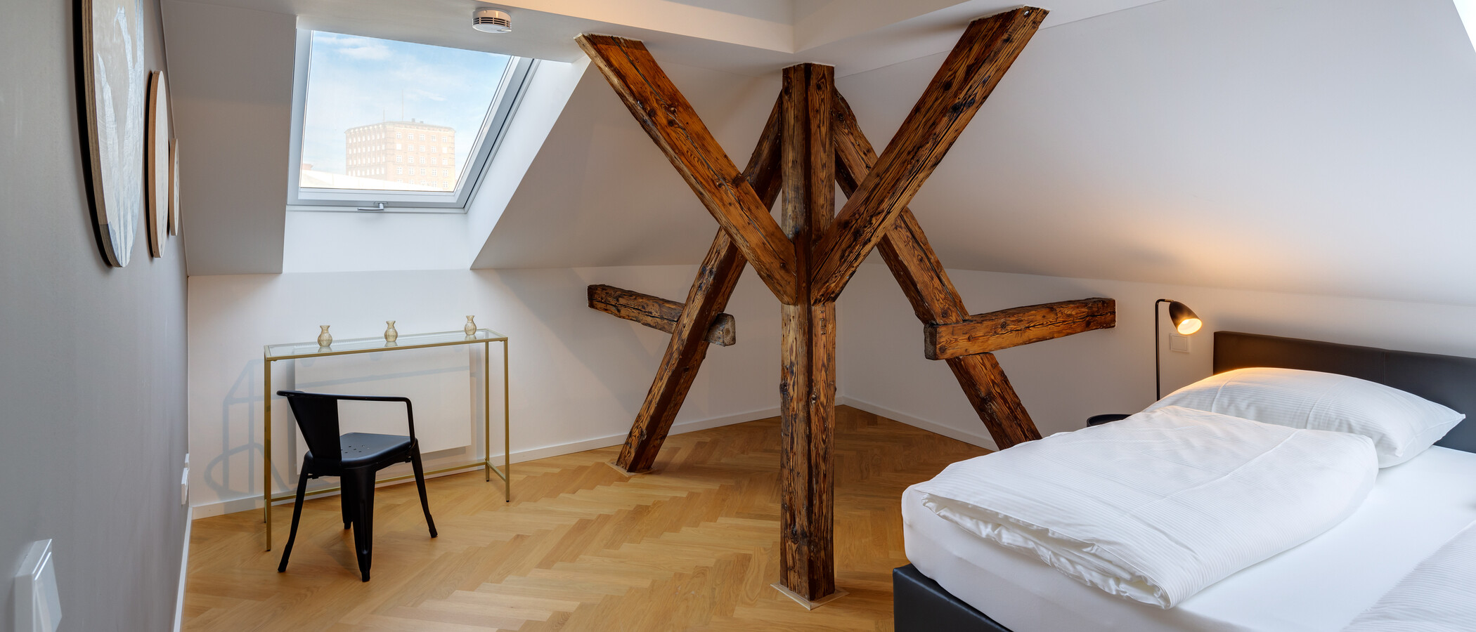 アティック・フラット（屋根裏） München Glockenbachviertel 02 1. 寝室 12963