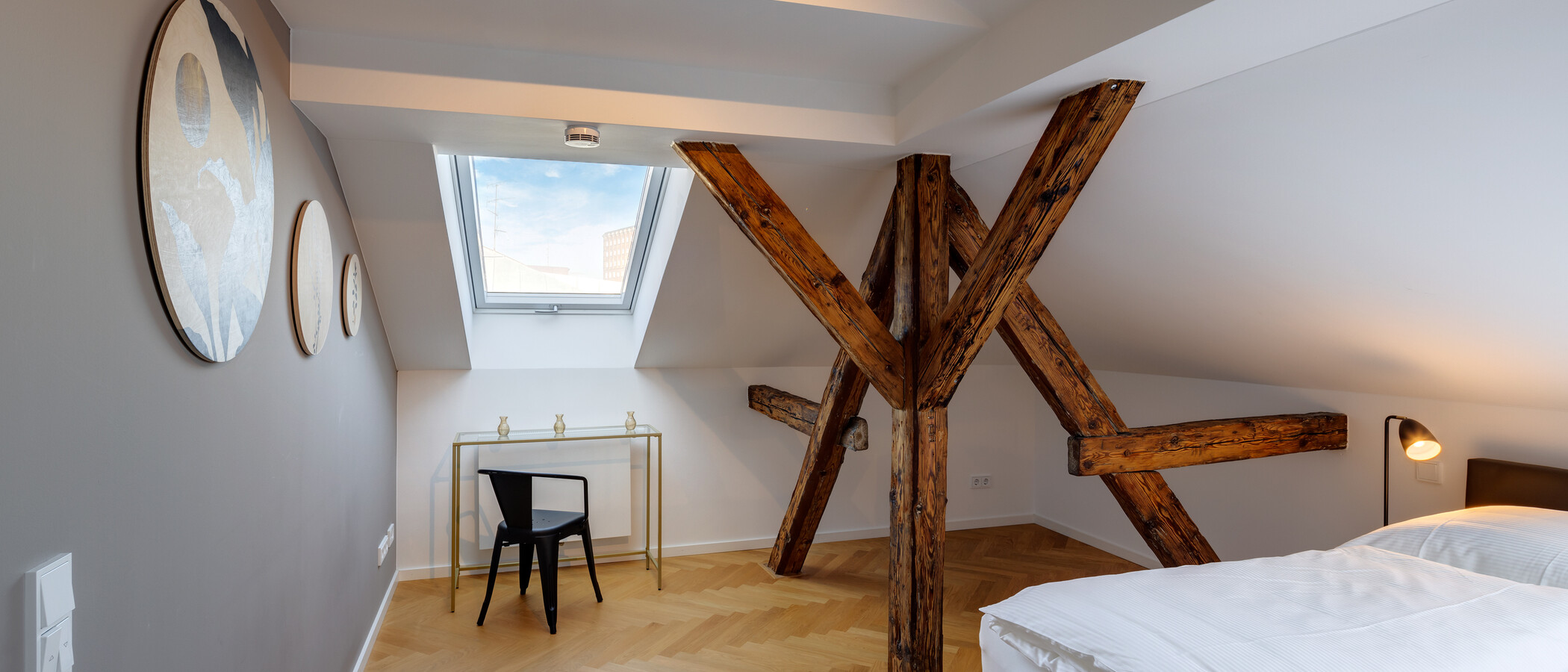 アティック・フラット（屋根裏） München Glockenbachviertel 03 1. 寝室 12963