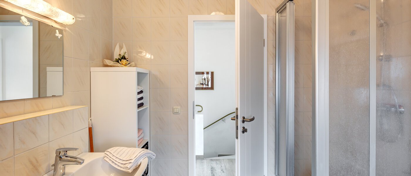 セミ・デタッチド・ハウス（一戸建てを二つに分けた家屋） Maisach 03 浴室 13032