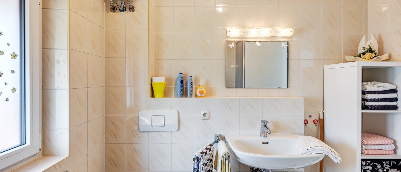 セミ・デタッチド・ハウス（一戸建てを二つに分けた家屋） Maisach 04 浴室 13032