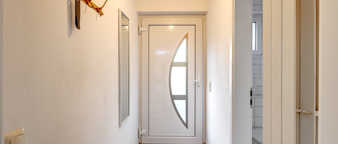 セミ・デタッチド・ハウス（一戸建てを二つに分けた家屋） Maisach 01 玄関入り口 13032